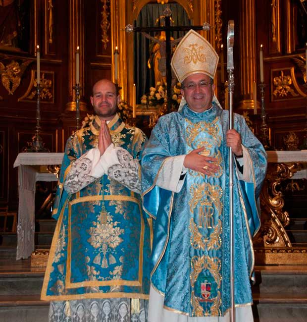 Alfonso José junto al obispo de Guadix
