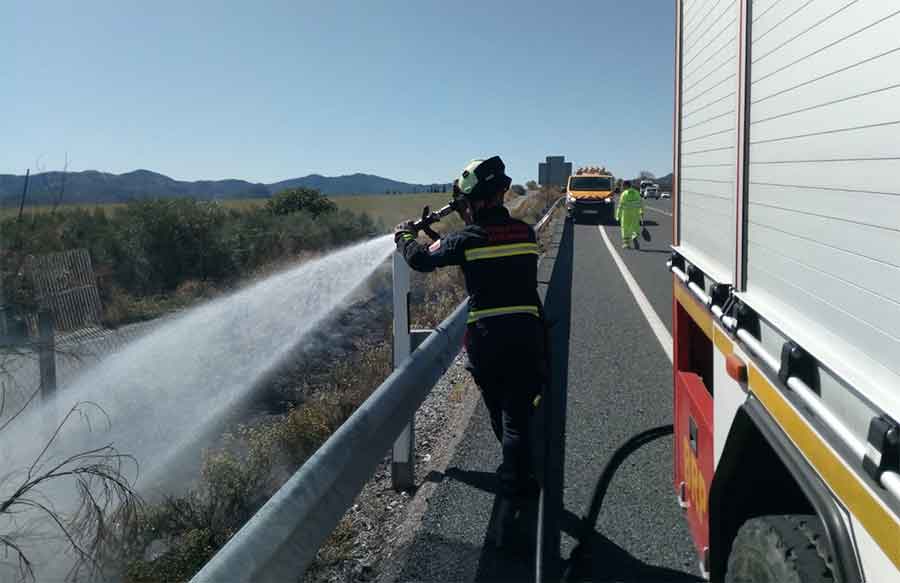 Los Bomberos de Guadix sofocan un incendio en la cuneta de la autovía A-92