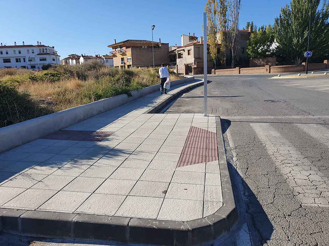 El Ayuntamiento de Guadix mejora la accesibilidad peatonal en la calle Diosa Isis