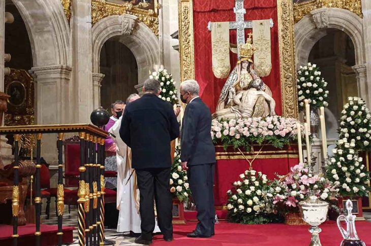 El alcalde de Guadix, Jesús Lorente, entrega el Bastón de Mando de la ciudad a la Virgen de las Angustias, Patrona de la ciudad