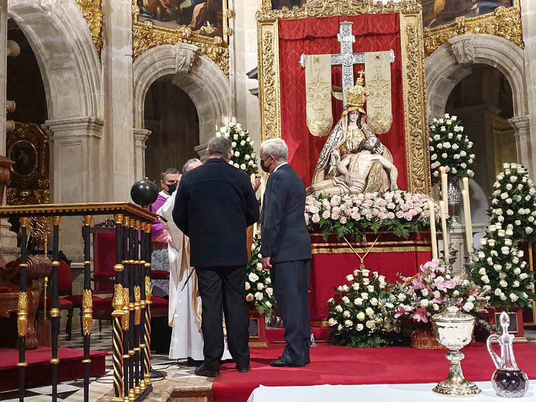 El alcalde de Guadix, Jesús Lorente, entrega el Bastón de Mando de la ciudad a la Virgen de las Angustias, Patrona de la ciudad