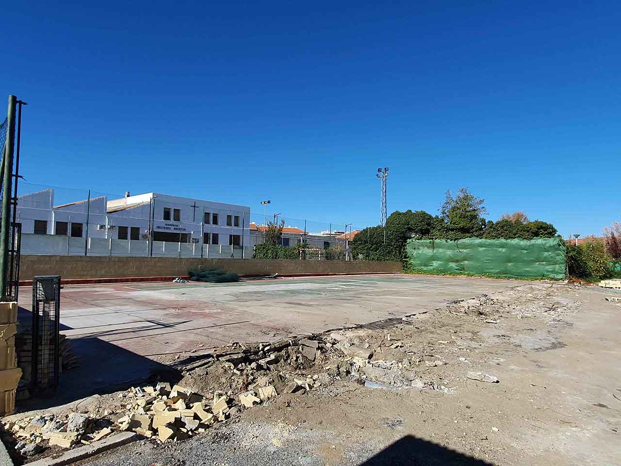 El Ayuntamiento de Guadix comienza las obras para la construcción de una nueva pista de tenis en el polideportivo municipal
