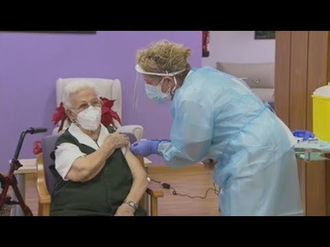 Araceli de Guadix primera persona de España en ser vacunada