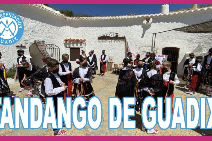 El Grupo de Baile del Colegio de La Presentación baila el Fandango de Guadix en el 30 aniversario de la Cueva Museo