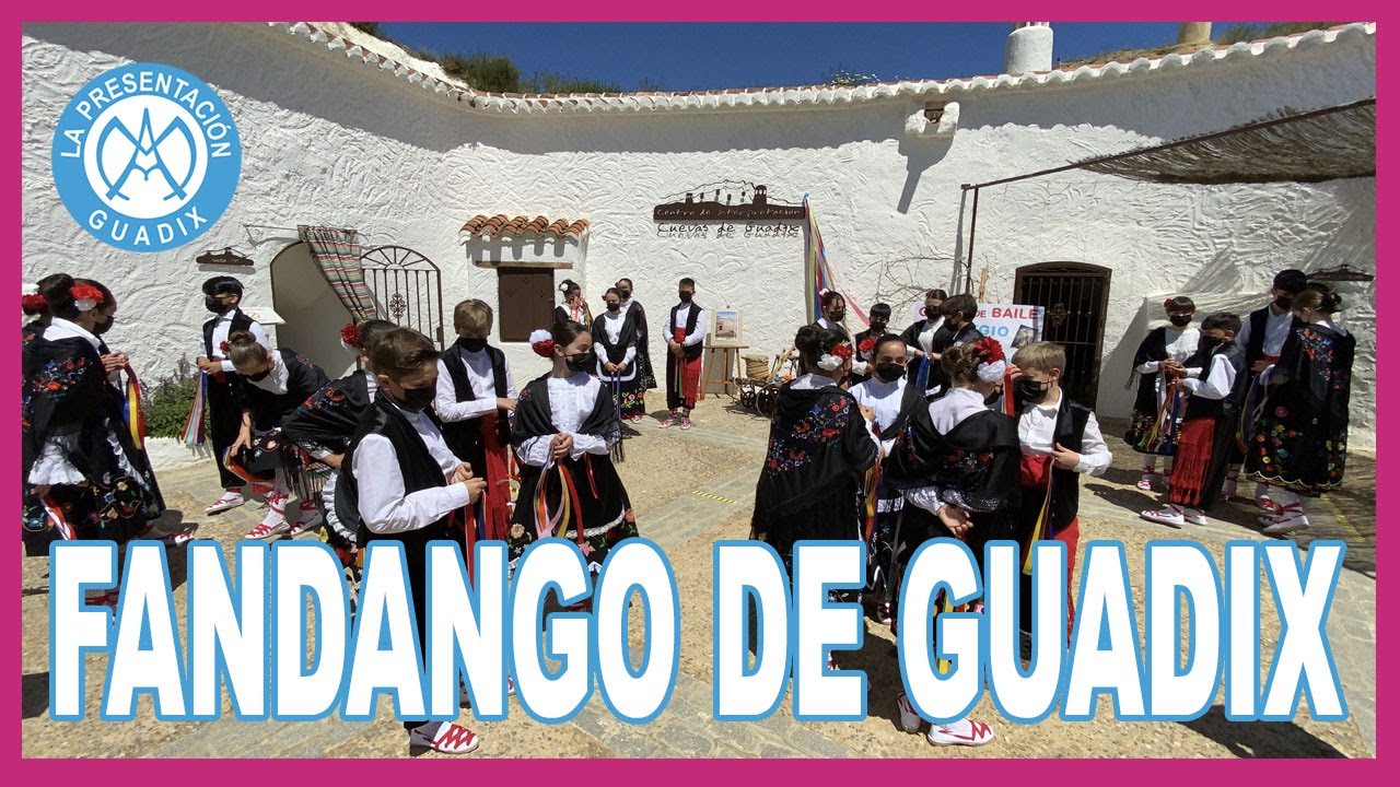 El Grupo de Baile del Colegio de La Presentación baila el Fandango de Guadix en el 30 aniversario de la Cueva Museo