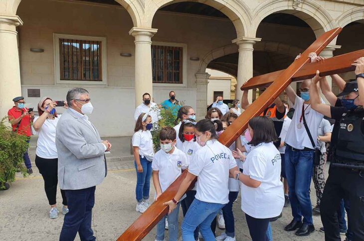 Alcalde de Guadix con la cruz de los jóvenes