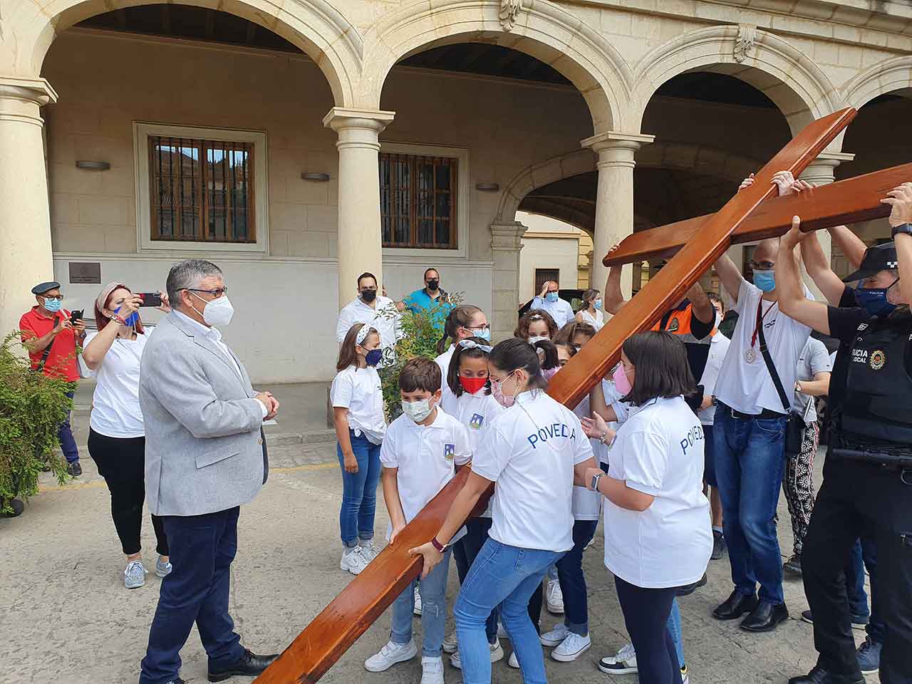 Alcalde de Guadix con la cruz de los jóvenes