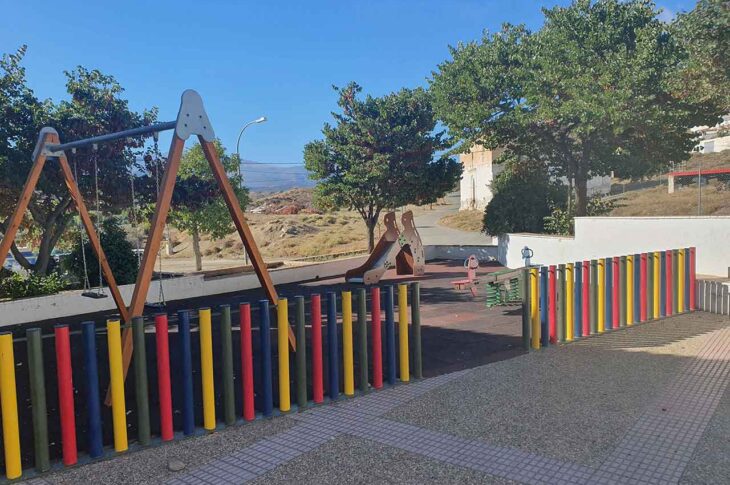 El Ayuntamiento de Guadix mejora el espacio público situado tras las antiguas escuelas de Paulenca