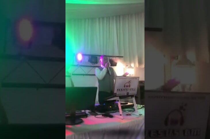 Papá rapero canta a su hija de primera comunión en Guadix