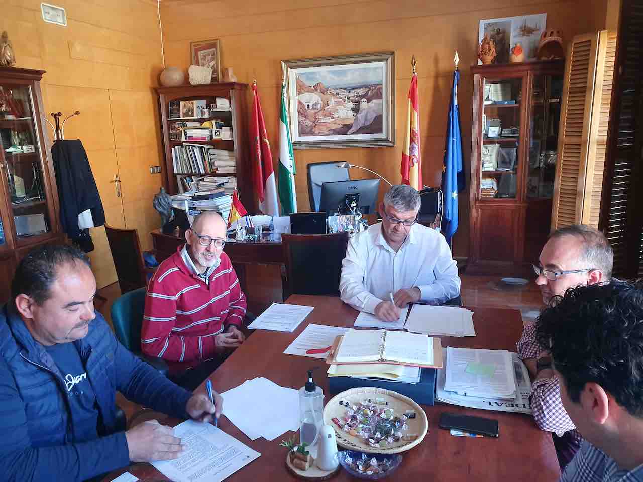 Firma contrato obras en Guadix