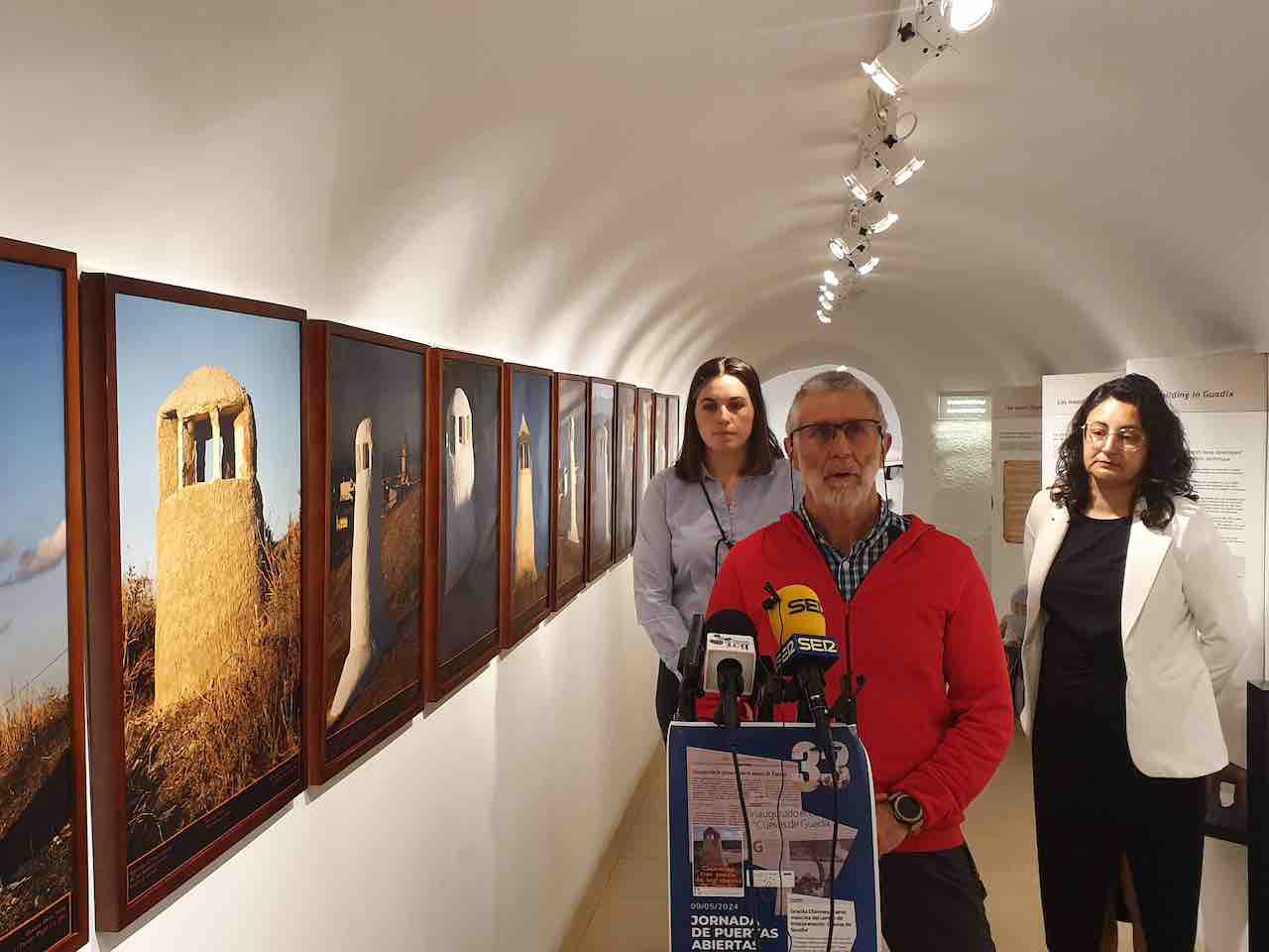 El Centro de Interpretación Cuevas de Guadix acoge la exposición de fotografía y poesía “Chimeneas con poesía de las Cuevas de Guadix”
