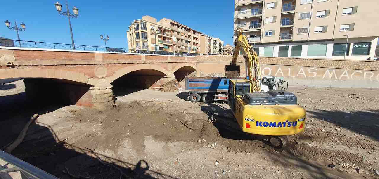 Comienzan los trabajos de retirada de los sedimentos acumulados por la riada en el puente de la avenida Buenos Aires