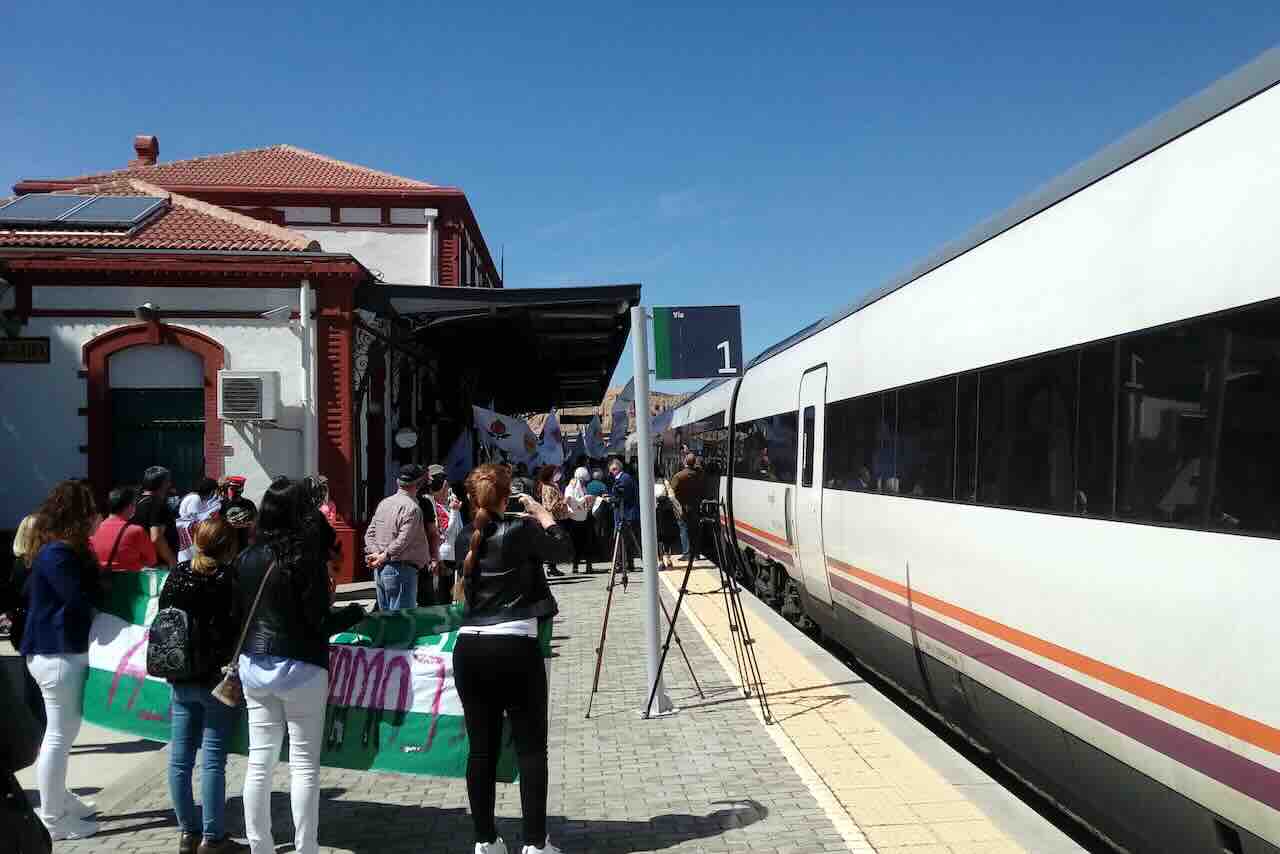 Movilización de los colectivo en la estación de Guadix AAF Comarca de Baza