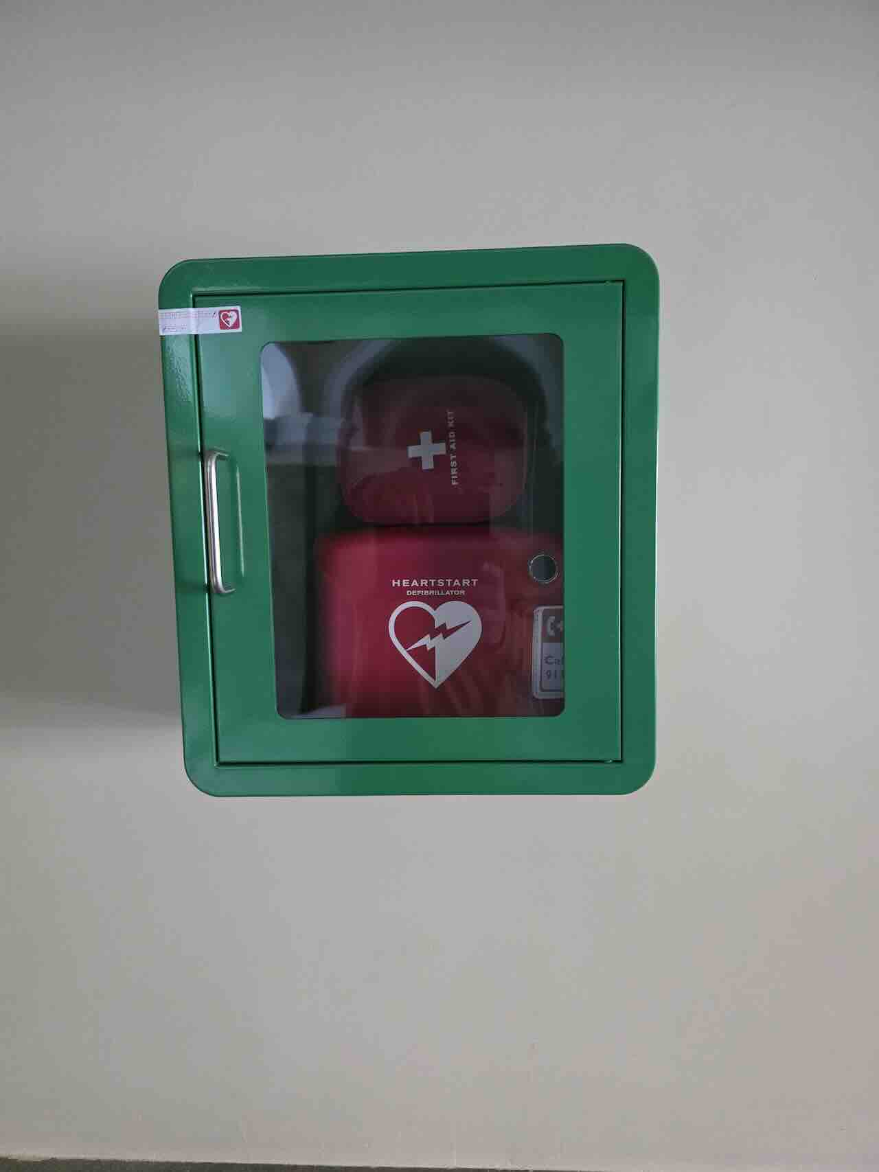 DESA con desfibrilador externo semiautomático