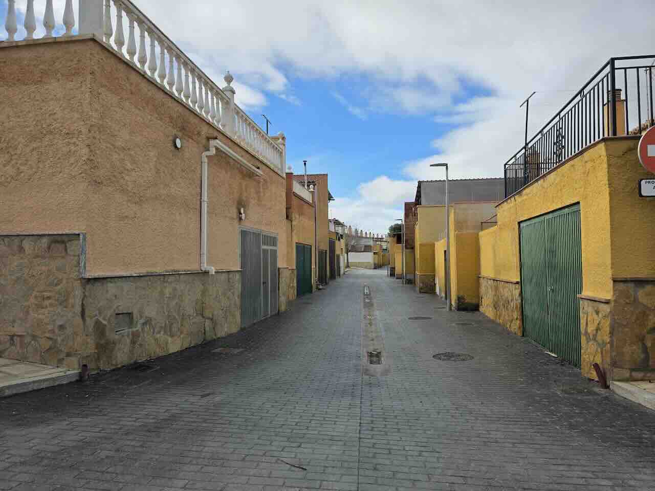 Obras de mejora integral en la calle Utrera de la Barriada de Andalucía en Guadix
