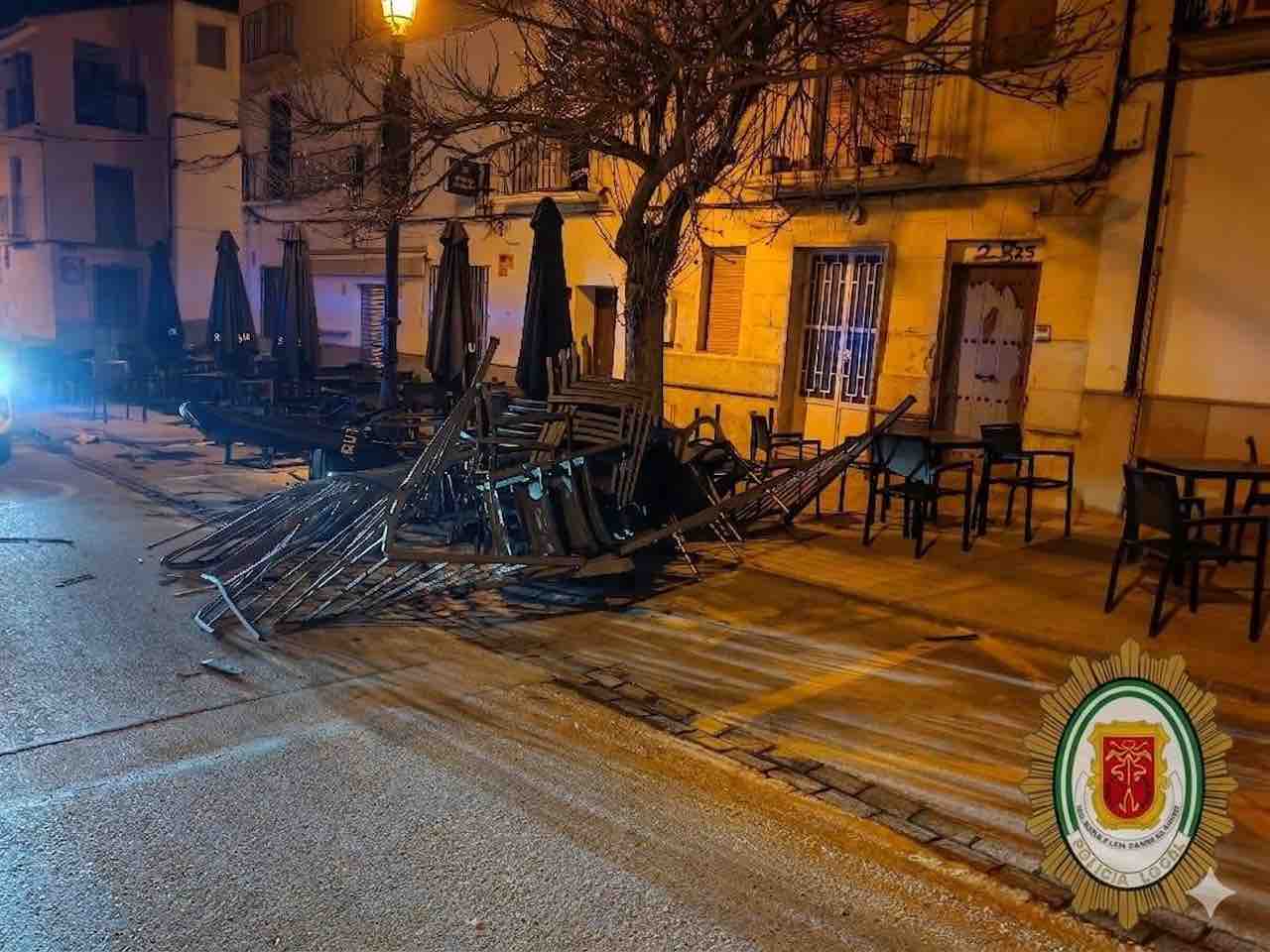 Vehículo con el frontal dañado tras causar destrozos en terrazas de locales