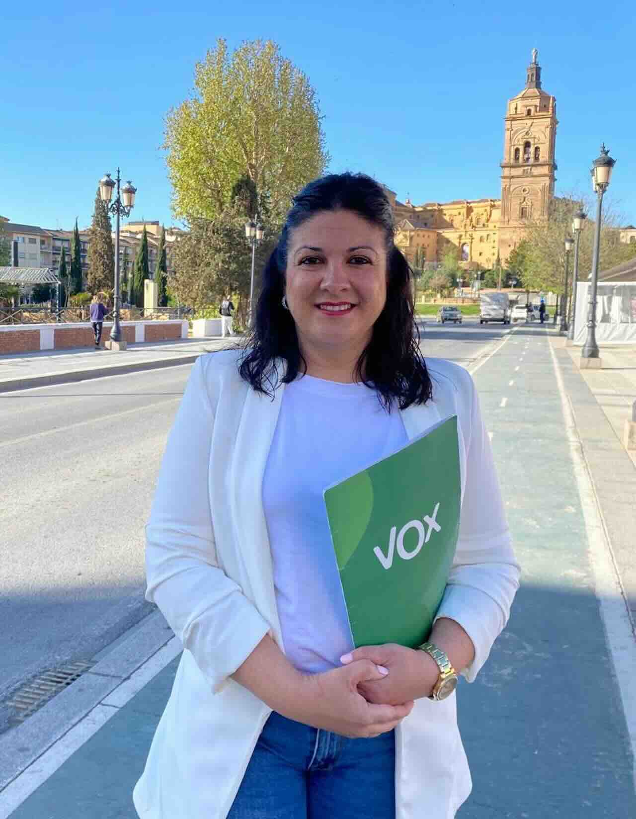 Ana Alcalá portavoz de VOX Guadix denuncia la presión fiscal y el rechazo a bajar el IBI