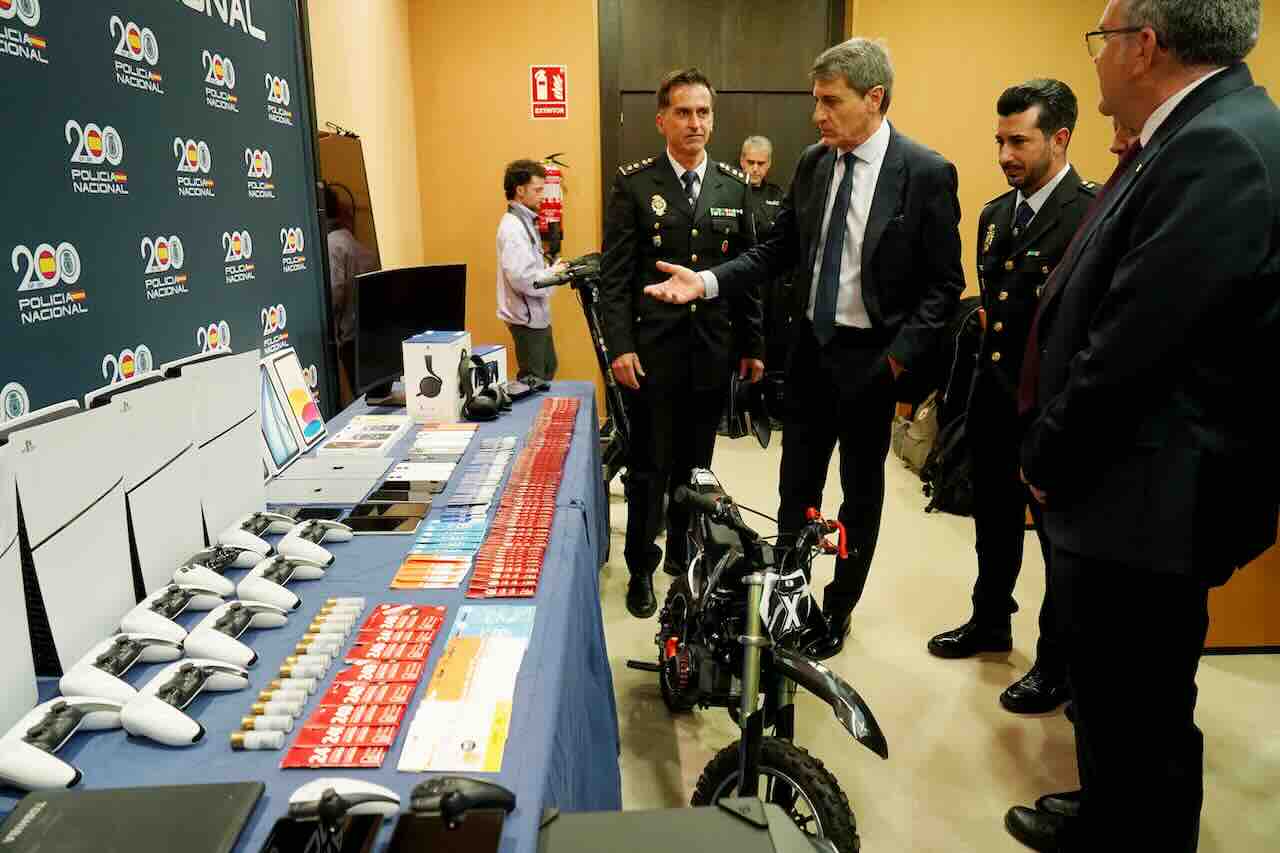 Operación policial contra una red de estafa por suplantación de identidad