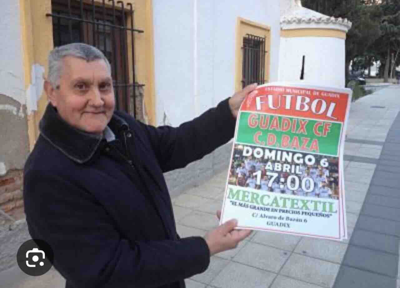 Miguel Arenas aficionado histórico del Guadix CF conocido como Miguel de los carteles