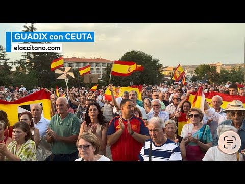 Guadix muestra su apoyo a Ceuta en una concentración que reúne a numerosos accitanos