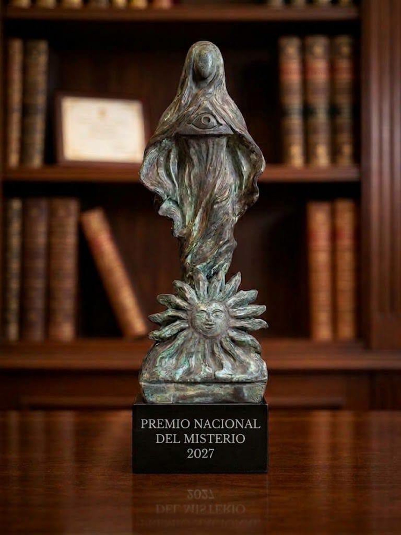 Estatuilla del II Premio Nacional del Misterio MYXTIKA 2027