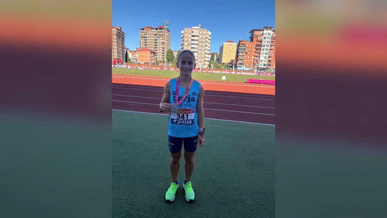 Julen Javier Pérez Lorente con su medalla de plata en el Campeonato de España sub 14 de Vigo