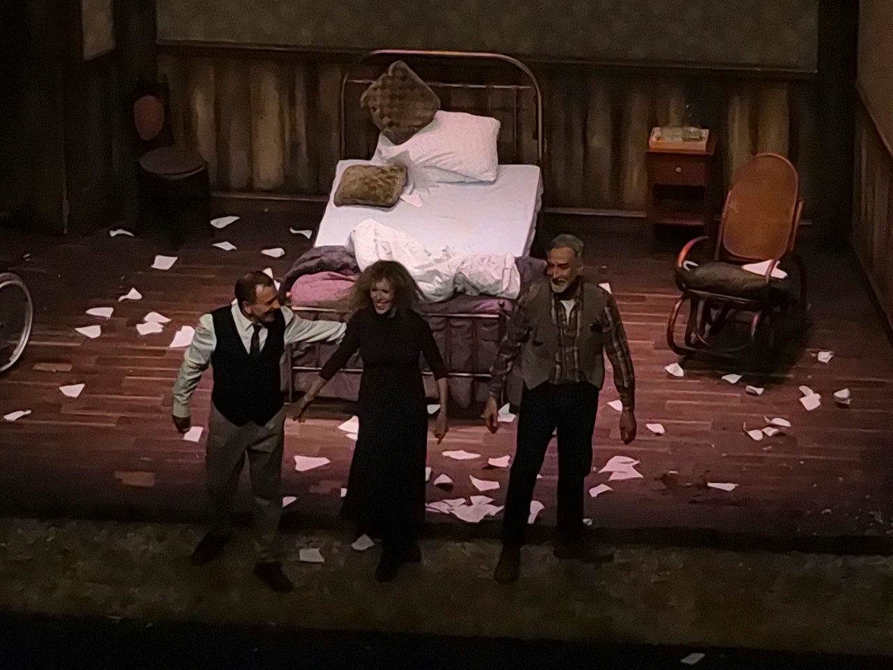 Carmen Conesa, Marcial Álvarez y Alberto Vázquez saludan al público tras Misery en Guadix