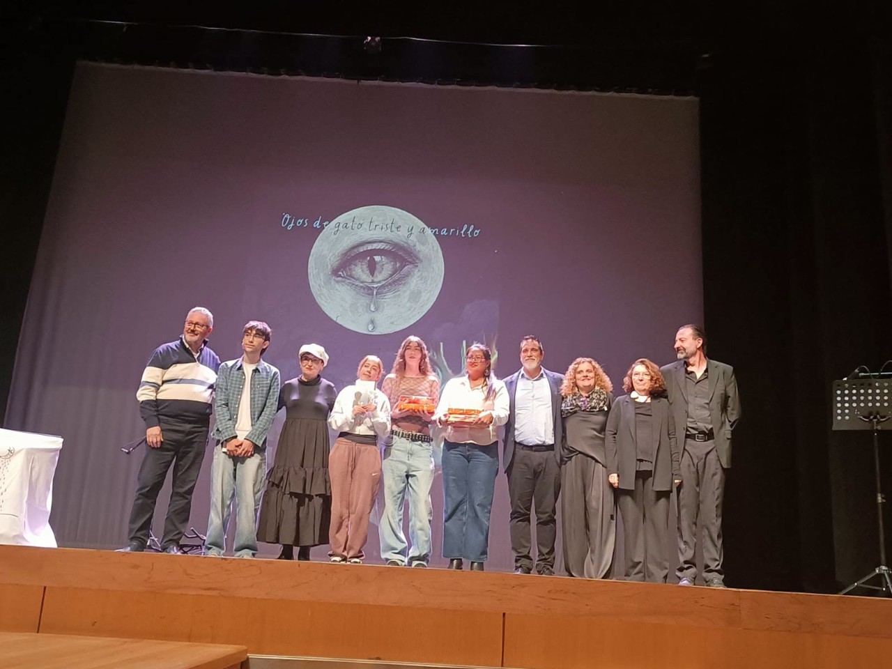 Participantes del recital Ojos de gato triste y amarillo y premiados del certamen Federico García Lorca en el Teatro Mira de Amescua